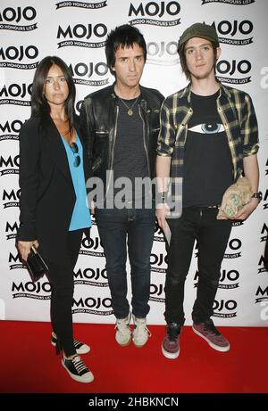 Johnny Marr und Gäste kommen zu den MOJO Awards in der Brauerei in London. Stockfoto