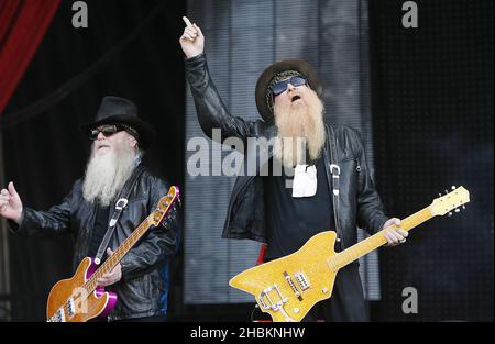 Dusty Hill und Billy Gibbons von ZZ Top spielen auf der Bühne beim Download Festival 2009 im Donnington Park in Derby, England Stockfoto