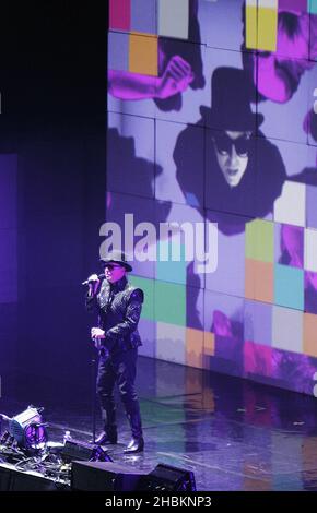 Neil Tennant von den Pet Shop Boys tritt auf der Bühne der O2 Arena in London auf Stockfoto