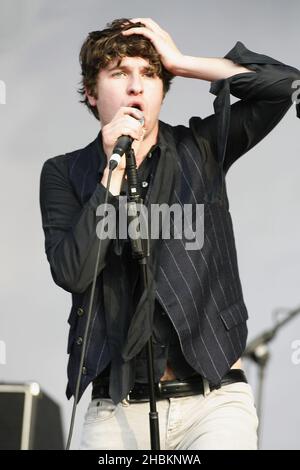 Luke Pritchard von den Kooks tritt am ersten Tag des Hard Rock Calling Festivals im Hyde Park, London, auf der Bühne auf. Stockfoto