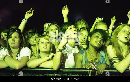 Das Publikum beobachtet die Aufführungen beim Wireless Festival O2 im Hyde Park im Zentrum von London. Stockfoto