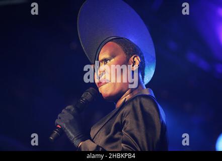 Grace Jones tritt im Somerset House, London, auf. Stockfoto