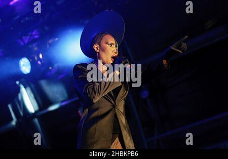 Grace Jones tritt im Somerset House, London, auf. Stockfoto