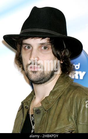 Kasabian sind für ihr Album West Ryder Pauper Lunatic Asylum während der Bekanntgabe der Barclaycard Mercury Prize Nominierungen 2009 im Hospital Club im Zentrum von London nominiert. Stockfoto