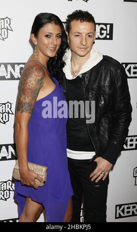 Chester Bennington von Linkin Park und seine Frau Talinda Bentley kommen bei den Kerrang Awards in der Londoner Brauerei an. Stockfoto