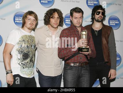 Chris Edwards, Ian Matthews, Tom Meighan und Sergio Pizzorno (von links nach rechts) von Kasabian mit ihrer Nominierung bei den Barclay Mercury Music Awards im Grosvenor Hotel in London. Stockfoto