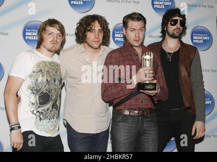 Chris Edwards, Ian Matthews, Tom Meighan und Sergio Pizzorno (von links nach rechts) von Kasabian mit ihrer Nominierung bei den Barclay Mercury Music Awards im Grosvenor Hotel in London. Stockfoto