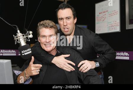 David Hasselhoff mit Christian O'Connell bei Absolute Radio, London. Stockfoto