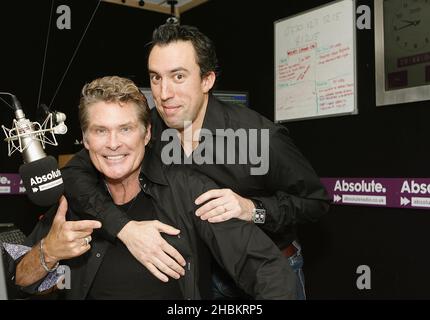 David Hasselhoff mit Christian O'Connell bei Absolute Radio, London. Stockfoto