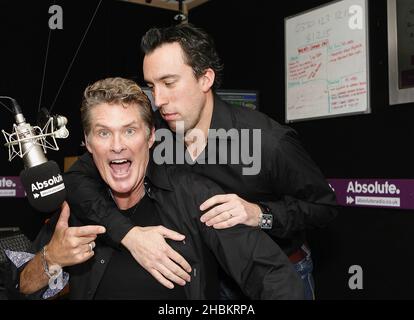 David Hasselhoff mit Christian O'Connell bei Absolute Radio, London. Stockfoto