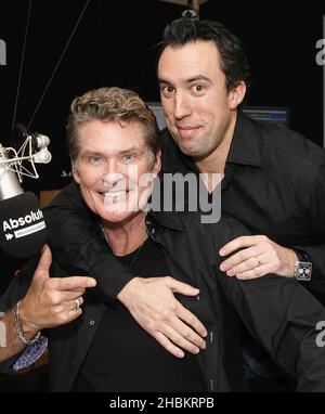 David Hasselhoff mit Christian O'Connell bei Absolute Radio, London, am 28,2009. September. Stockfoto