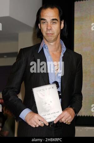 Nick Cave Autogramme sein neues Buch „The Death of Bunny Munro“ im HMV in der Oxford Street, London Stockfoto