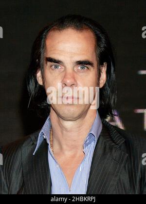 Nick Cave Autogramme sein neues Buch „The Death of Bunny Munro“ im HMV in der Oxford Street, London Stockfoto