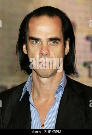 Nick Cave Autogramme sein neues Buch „The Death of Bunny Munro“ im HMV in der Oxford Street, London Stockfoto