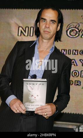 Nick Cave Autogramme sein neues Buch „The Death of Bunny Munro“ im HMV in der Oxford Street, London Stockfoto