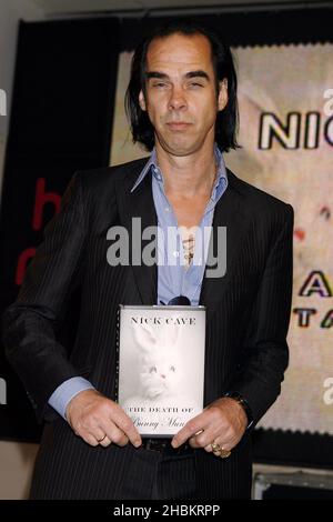 Nick Cave Autogramme sein neues Buch „The Death of Bunny Munro“ im HMV in der Oxford Street, London Stockfoto