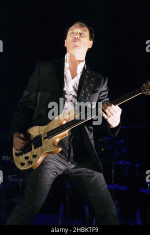 Martin Kemp vom Spandau Ballet tritt in der 02 Arena, London, auf Stockfoto