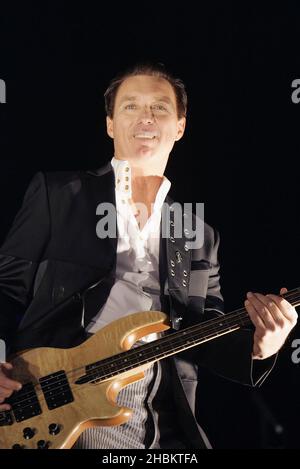 Martin Kemp vom Spandau Ballet tritt in der 02 Arena, London, auf Stockfoto