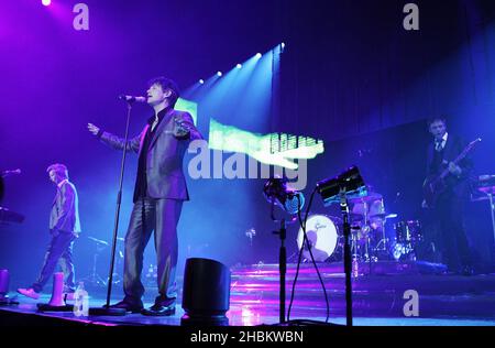 Magne Furuholmen, Morten Harket, Pal Waaktaar-Savoy von A-HA tritt in der 02 Arena in London auf. Stockfoto