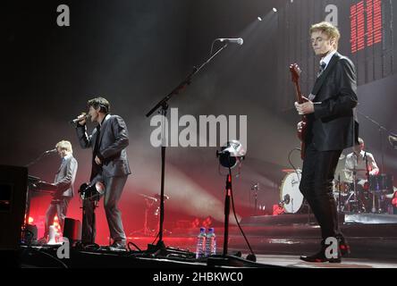 Magne Furuholmen, Morten Harket und Pal Waaktaar-Savoy von A-HA treten in der 02 Arena in London auf. Stockfoto