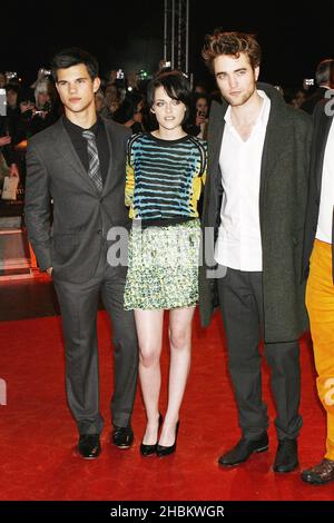 Taylor Lautner, Kristen Stewart und Robert Pattinson treffen bei der britischen Fanparty der Twilight Saga: New Moon at the Battersea Evolution in London ein Stockfoto