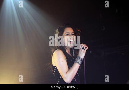 X Factor-Contestant Lucie Jones, die letzte Woche aus der Show gewählt wurde, tritt im G-A-Y Heaven in London auf. Stockfoto