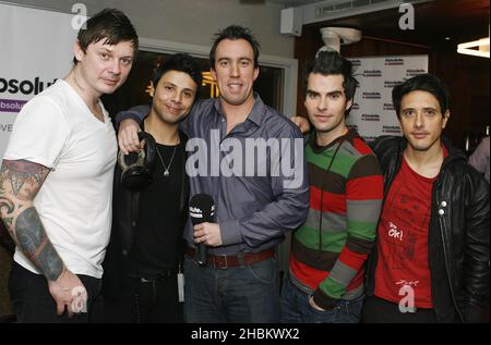 Stereophonics posieren und spielen live auf der Christian O'Connell Breakfast Show im Absolute Radio, London. Stockfoto