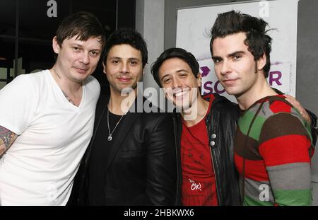 Stereophonics posieren und spielen live auf der Christian O'Connell Breakfast Show im Absolute Radio, London. Stockfoto