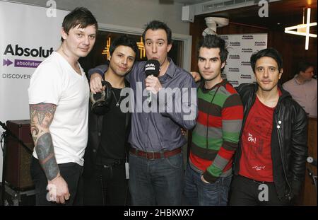 Stereophonics posieren und spielen live auf der Christian O'Connell Breakfast Show im Absolute Radio, London. Stockfoto