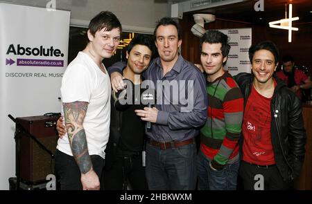 Stereophonics posieren und spielen live auf der Christian O'Connell Breakfast Show im Absolute Radio, London. Stockfoto