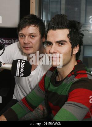 Stereophonics posieren und spielen live auf der Christian O'Connell Breakfast Show im Absolute Radio, London. Stockfoto