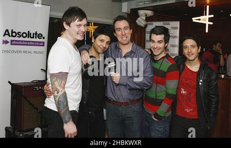 Stereophonics posieren und spielen live auf der Christian O'Connell Breakfast Show im Absolute Radio, London. Stockfoto