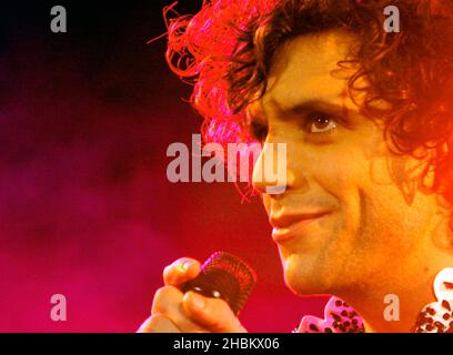 Mika spielt live bei den Little Noise Sessions in der Union Chapel in London. Stockfoto