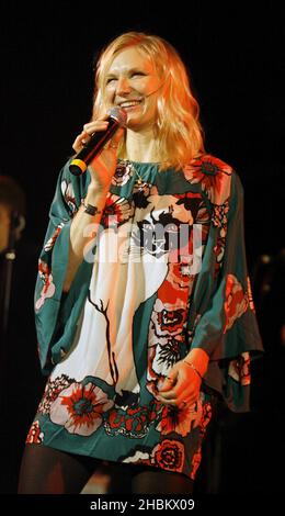 Jo Whiley moderiert bei den Little Noise Sessions in der Union Chapel in London. Stockfoto