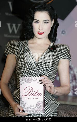 DITA von Teese signiert Kopien ihres neuen Buches 'Dita: Stripteese' bei Waterstones in Piccadilly, London Stockfoto