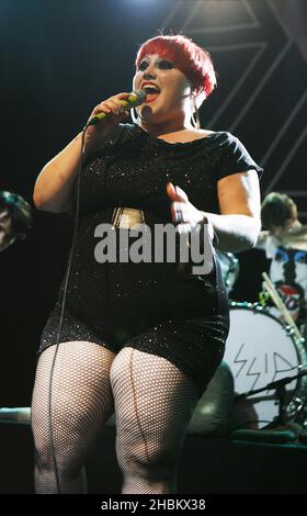 Beth Ditto von Gossip tritt im Forum, London, auf. Stockfoto