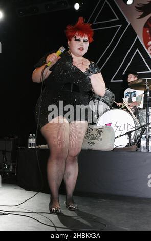 Beth Ditto von Gossip tritt im Forum, London, auf. Stockfoto