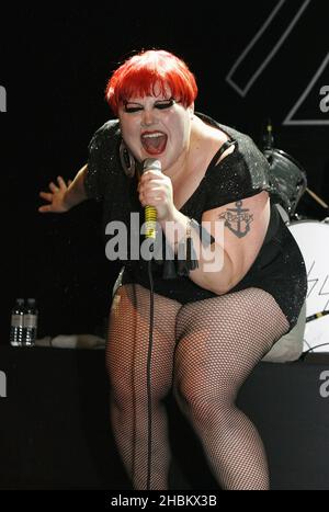 Beth Ditto von Gossip tritt im Forum, London, auf. Stockfoto