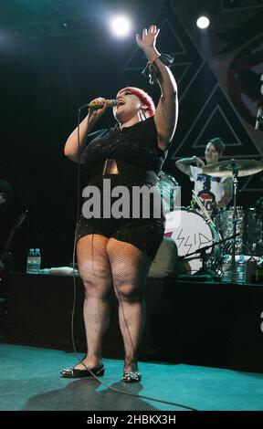 Beth Ditto von Gossip tritt im Forum, London, auf. Stockfoto