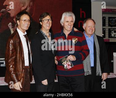 Cliff Richard, Hank Marvin, Bruce Welch und Brian Bennett von Cliff Richard and the Shadows, DVD-Signing bei HMV, Oxford Circus, London Stockfoto