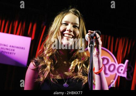 Joss Stone schaltet die Weihnachtsbaumlichter im Hard Rock Cafe ein und tritt live auf, um die „Imagine There's No Hunger“-Kampagne des Hard Rock Cafés in London zu starten Stockfoto