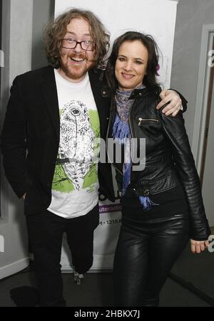 Juliette Lewis posiert mit DJ Jeff Lloyd, nachdem sie bei Absolute Radio, London, auftrat Stockfoto