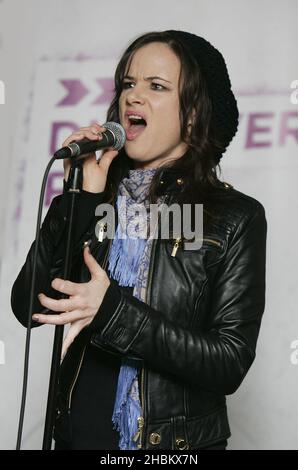 Juliette Lewis tritt bei Absolute Radio, London, auf Stockfoto