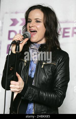 Juliette Lewis tritt bei Absolute Radio, London, auf Stockfoto