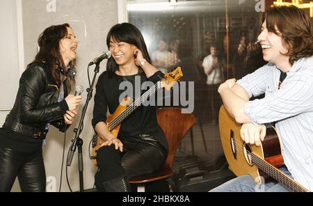 Juliette Lewis spielt beim Absolute Radio, London Stockfoto