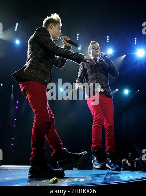 John und Edward Grimes, alias Jedward, treten während des Jingle Bell Ball von Capital FM in der O2 Arena in London auf. Stockfoto