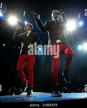 John und Edward Grimes, alias Jedward, treten während des Jingle Bell Ball von Capital FM in der O2 Arena in London auf. Stockfoto