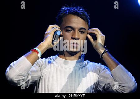 Aston Merrygold von JLS tritt während des Jingle Bell Ball von Capital FM in der O2 Arena in London auf. Stockfoto