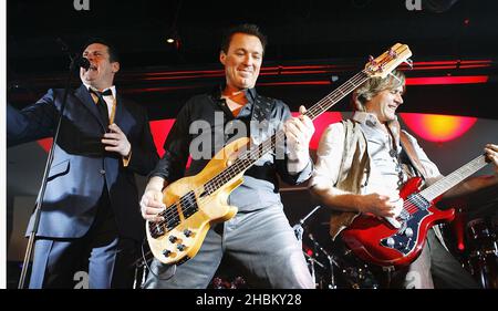 Tony Hadley, Martin Kemp und Steve Norman vom Spandau Ballet treten bei einem Konzert für Heart Radio im Orchid in London auf Stockfoto