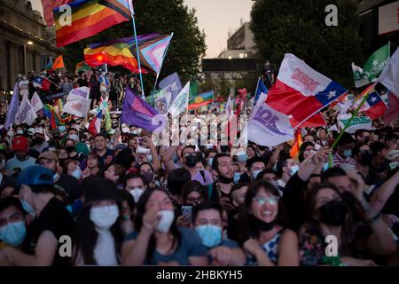 Santiago, Chile. 19th Dez 2021. Während der Feier winken die Anhänger von Gabriel Boric mit seinem Namen.der Kandidat des Apruebo-Dignidad-Pakts gewinnt die Präsidentschaftswahlen 2021 in Chile mit mehr als der Hälfte der Stimmen gegen den rechtsradikalen Kandidaten Jose Antonio Kast. Kredit: SOPA Images Limited/Alamy Live Nachrichten Stockfoto